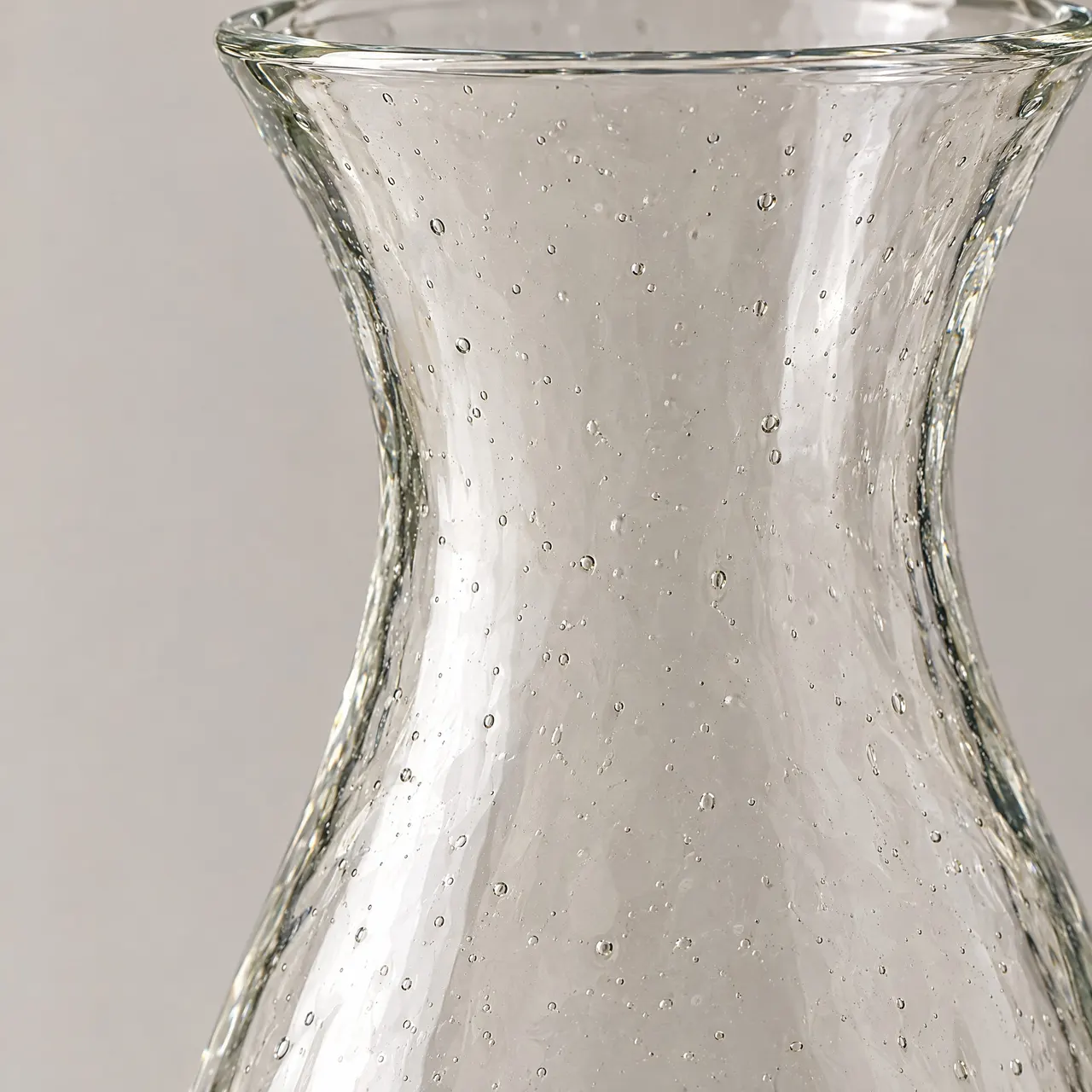 Détail du col de la carafe et des fines bulles prises dans le verre