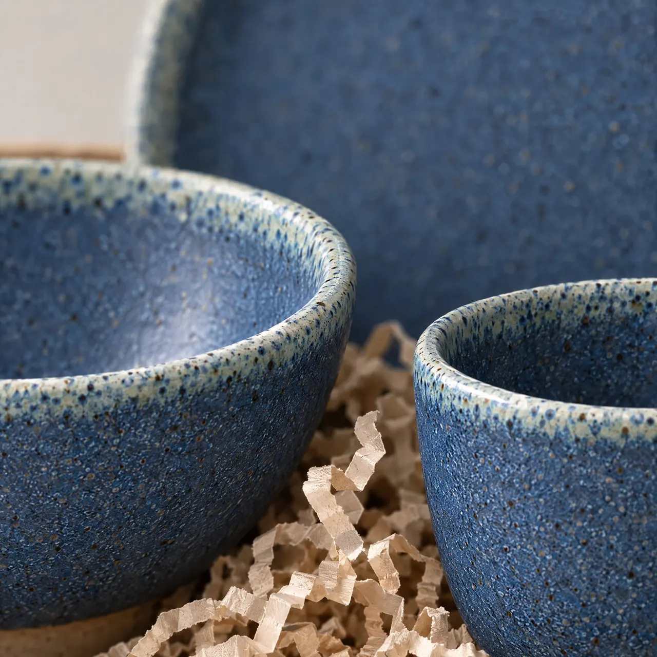 Détail des trois pièces bleues calées dans la frisure de papier