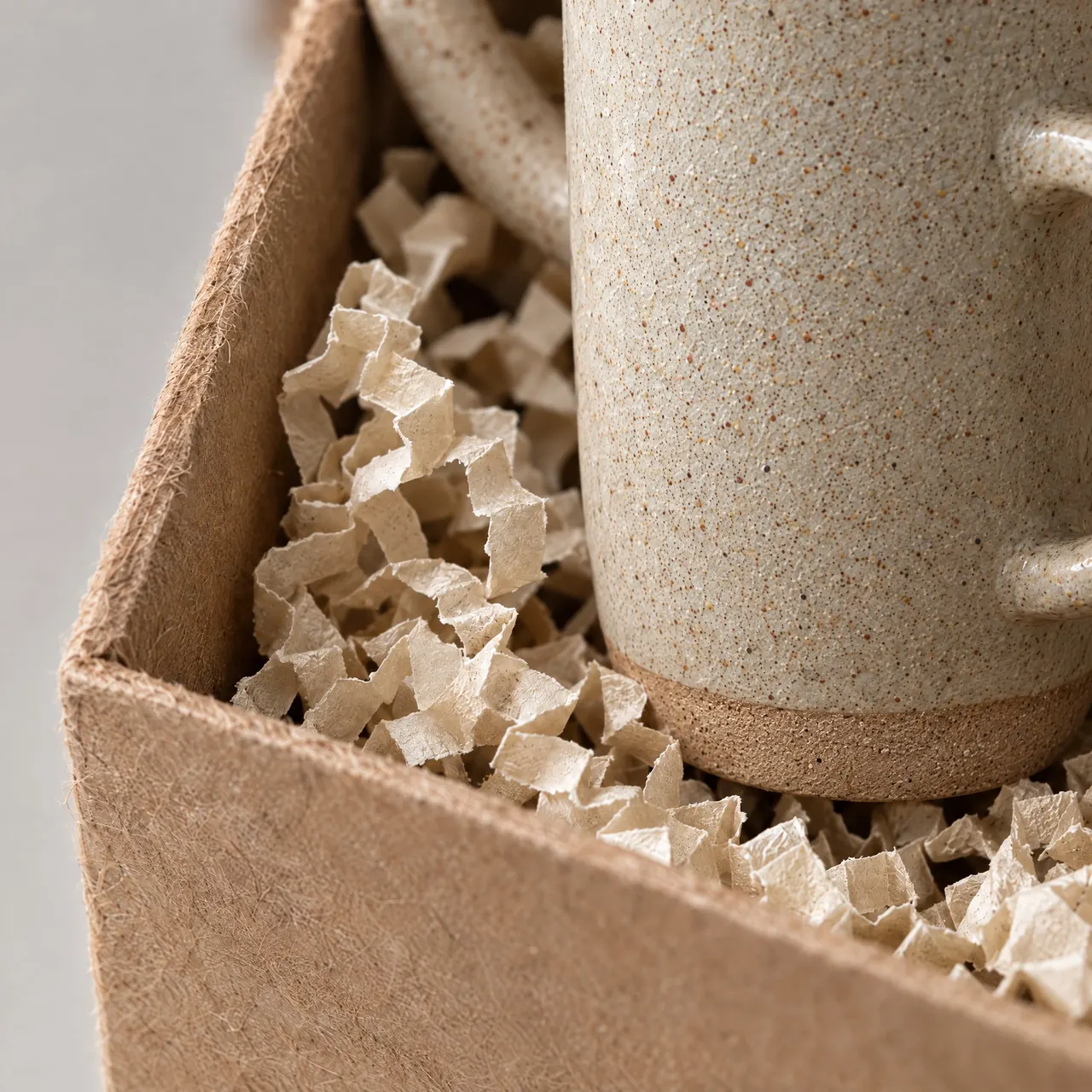 Détail de la frisure de papier qui cale les mugs dans la boîte