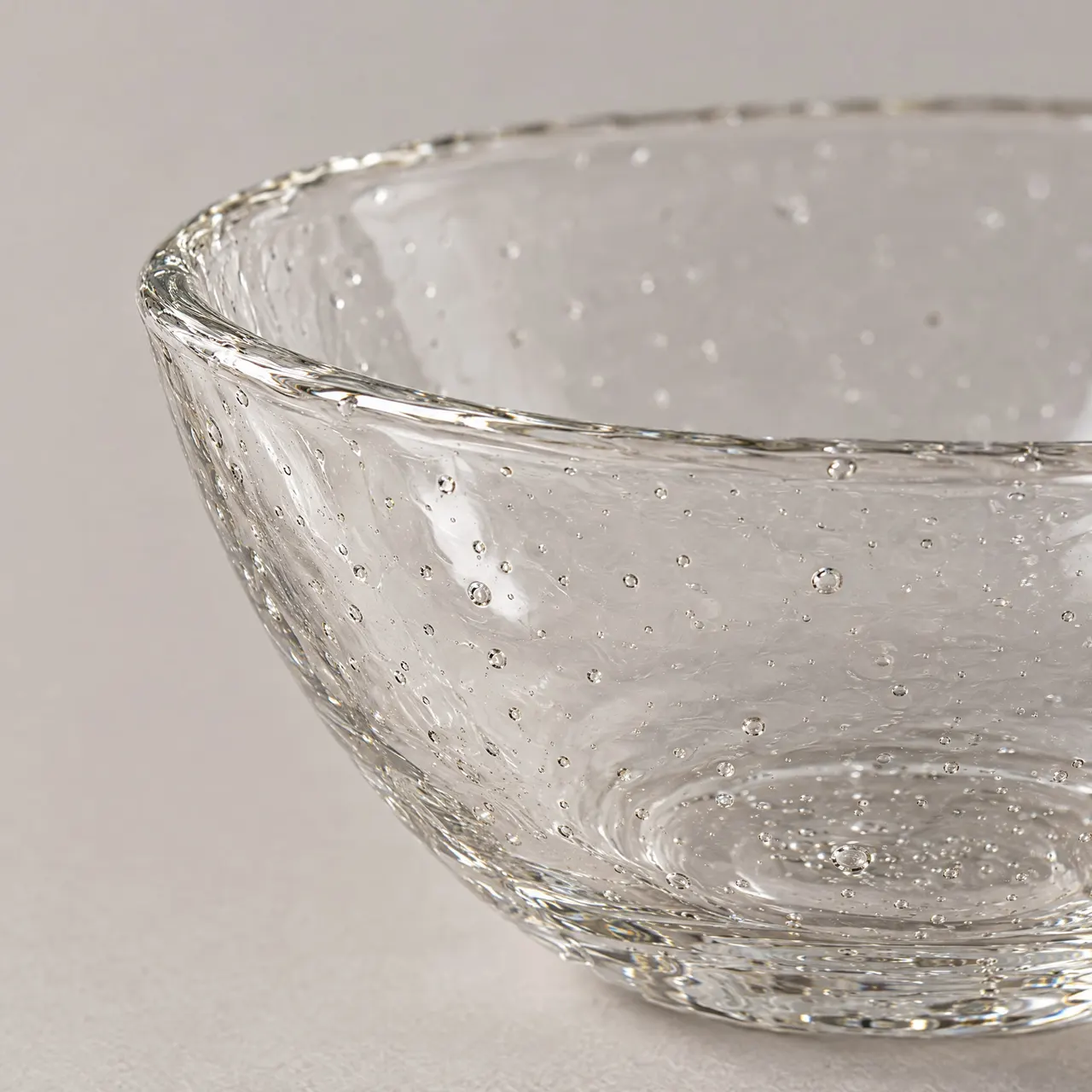 Détail du bord de la coupelle et des bulles prises dans le verre