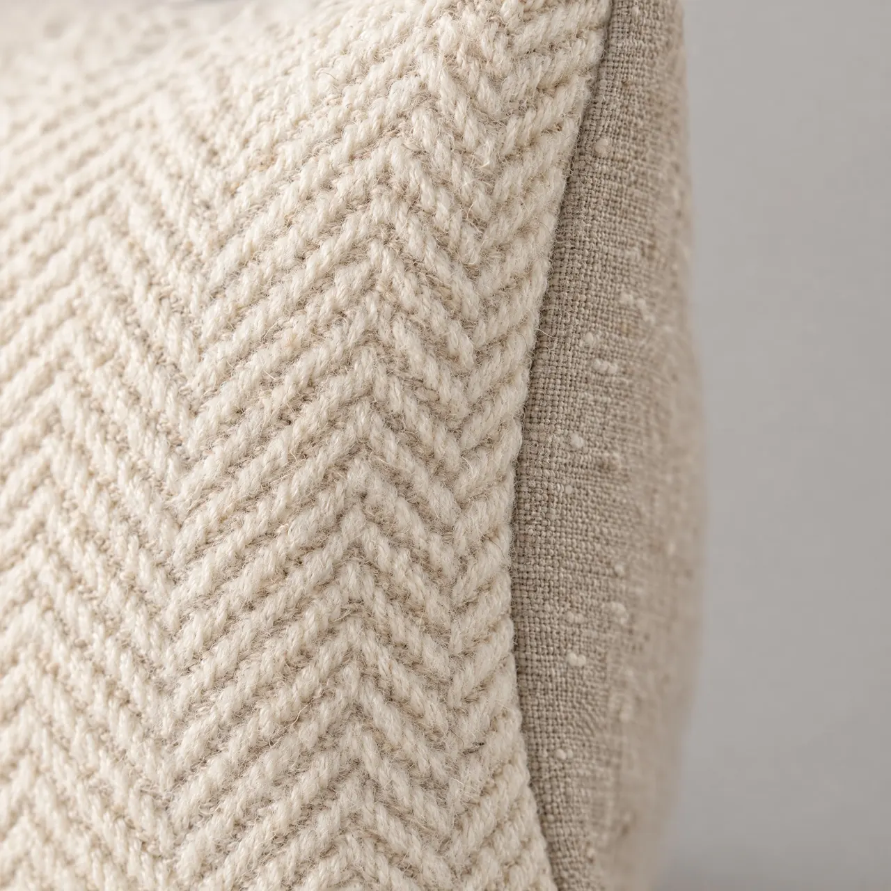 Détail du tissage de la laine et de la couture avec le dos en lin