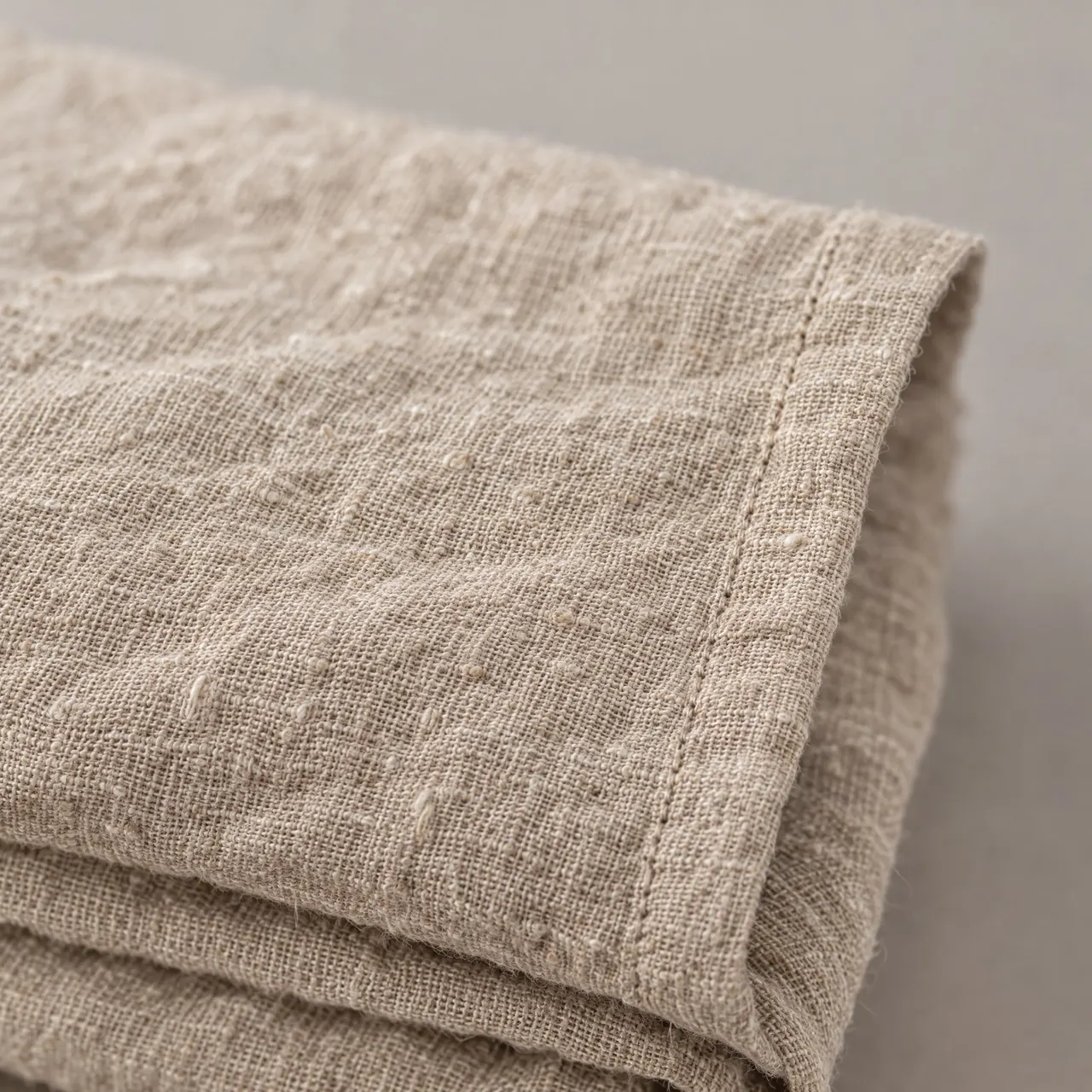 Détail de l'ourlet de la nappe et du tissage du lin lavé
