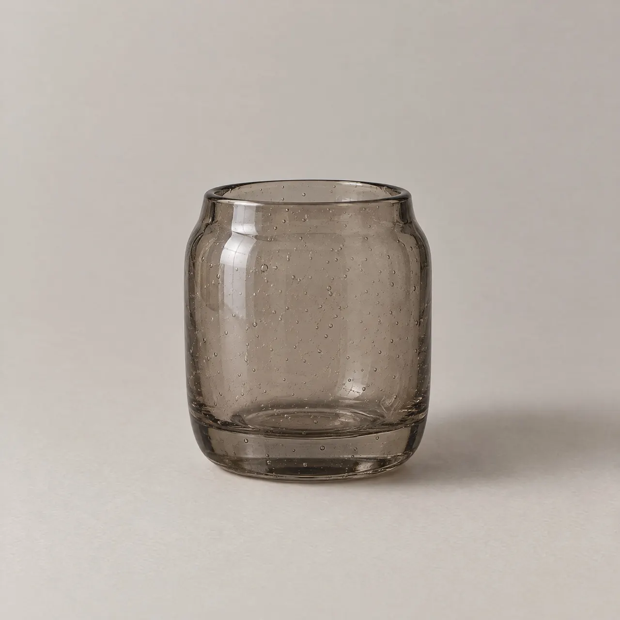 Photophore en verre soufflé teinté vu de face sur fond gris clair