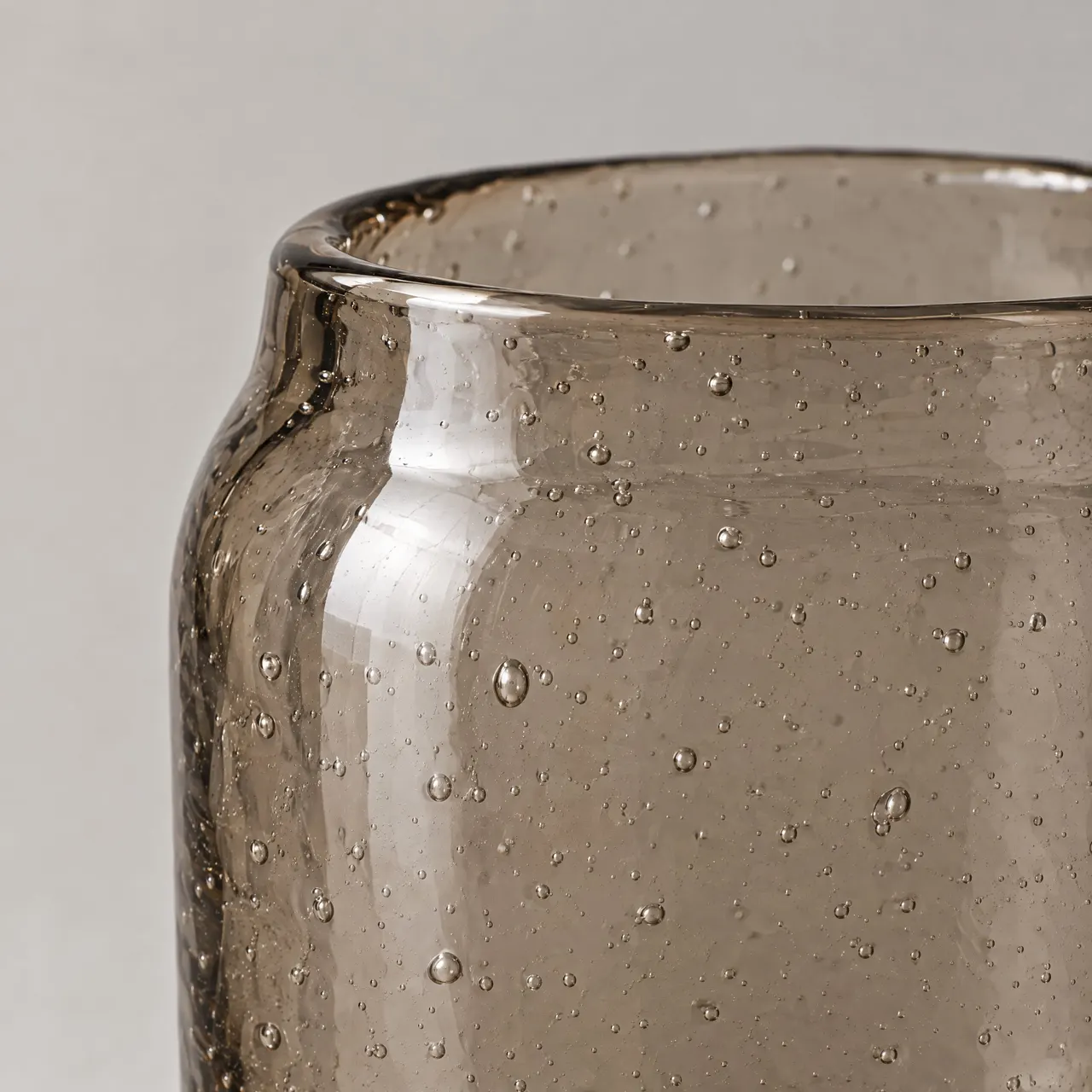 Détail de la paroi en verre fumé du photophore et des bulles prises dans le verre