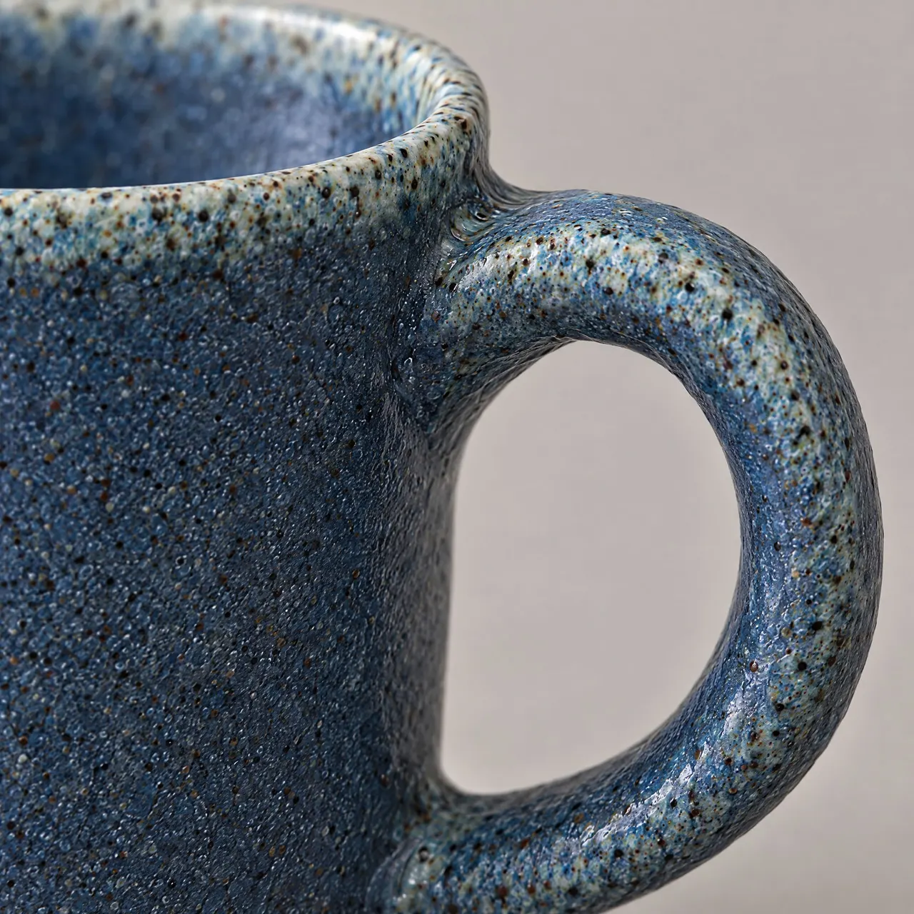 Détail de l'anse tirée à la main et de sa jonction avec le corps de la tasse