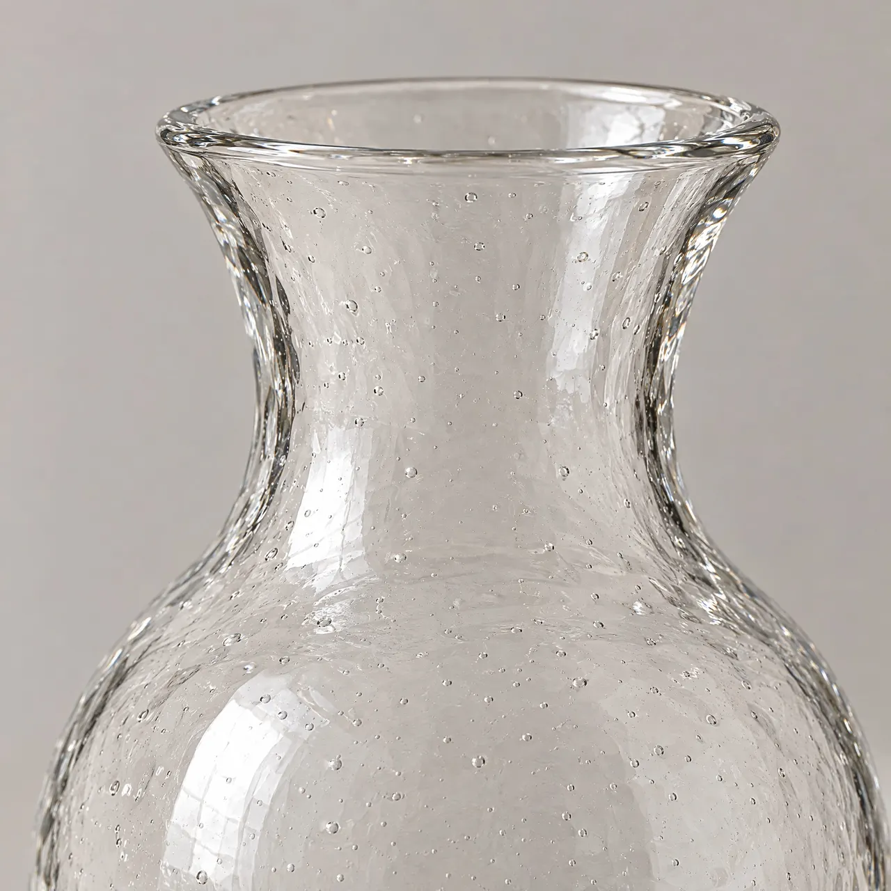 Détail du col évasé du vase et des bulles prises dans le verre soufflé