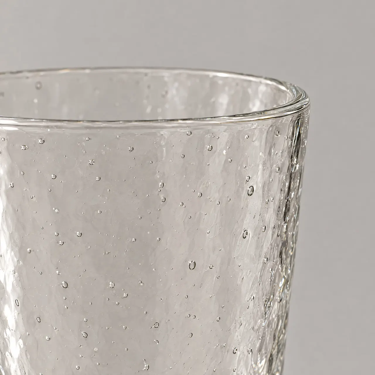 Détail du bord du verre et des bulles prises dans la paroi
